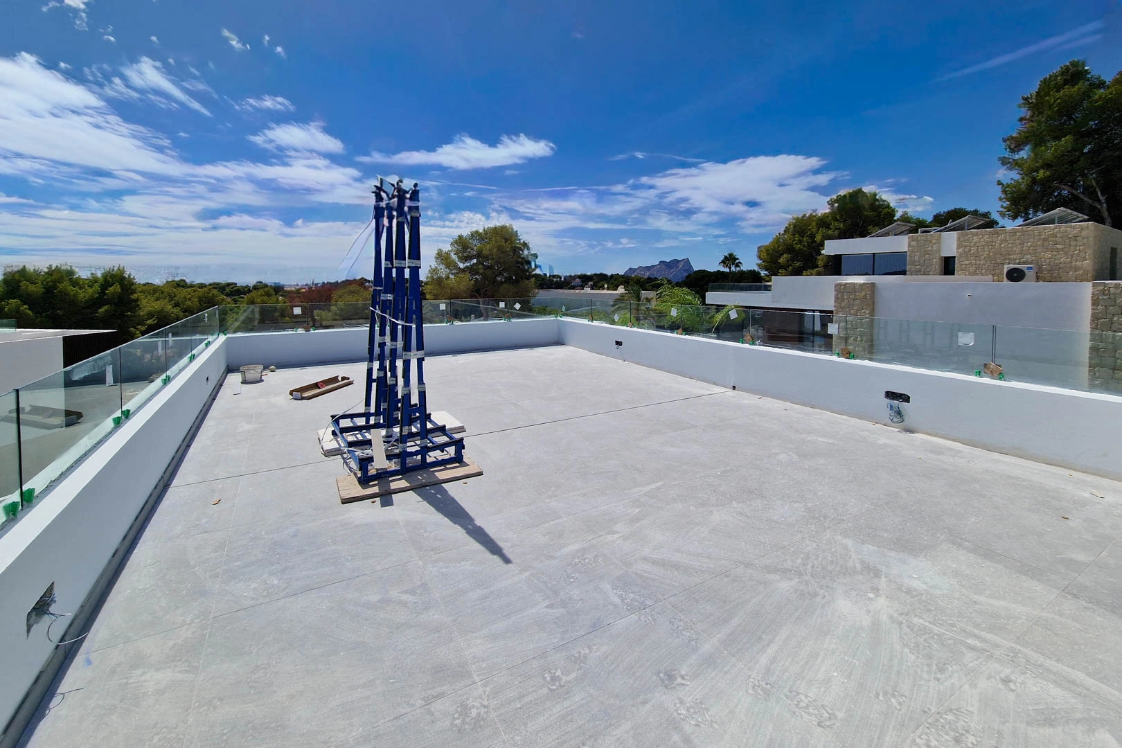 Villa moderna con vistas al mar a la venta en Moraira.