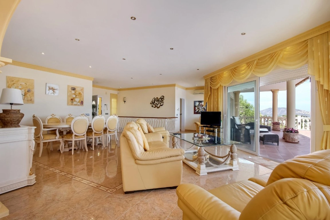 Preciosa villa con vistas panorámicas al mar en venta en Moraira.