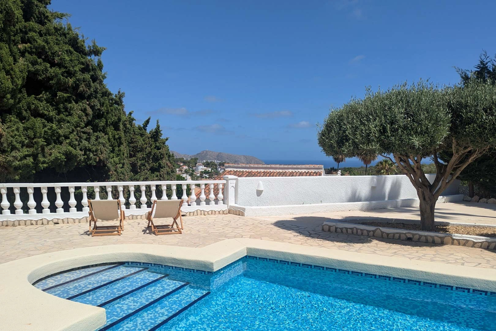 Exklusive renovierte mediterrane Villa mit 4 Schlafzimmern und Meerblick zum Verkauf in Moraira.