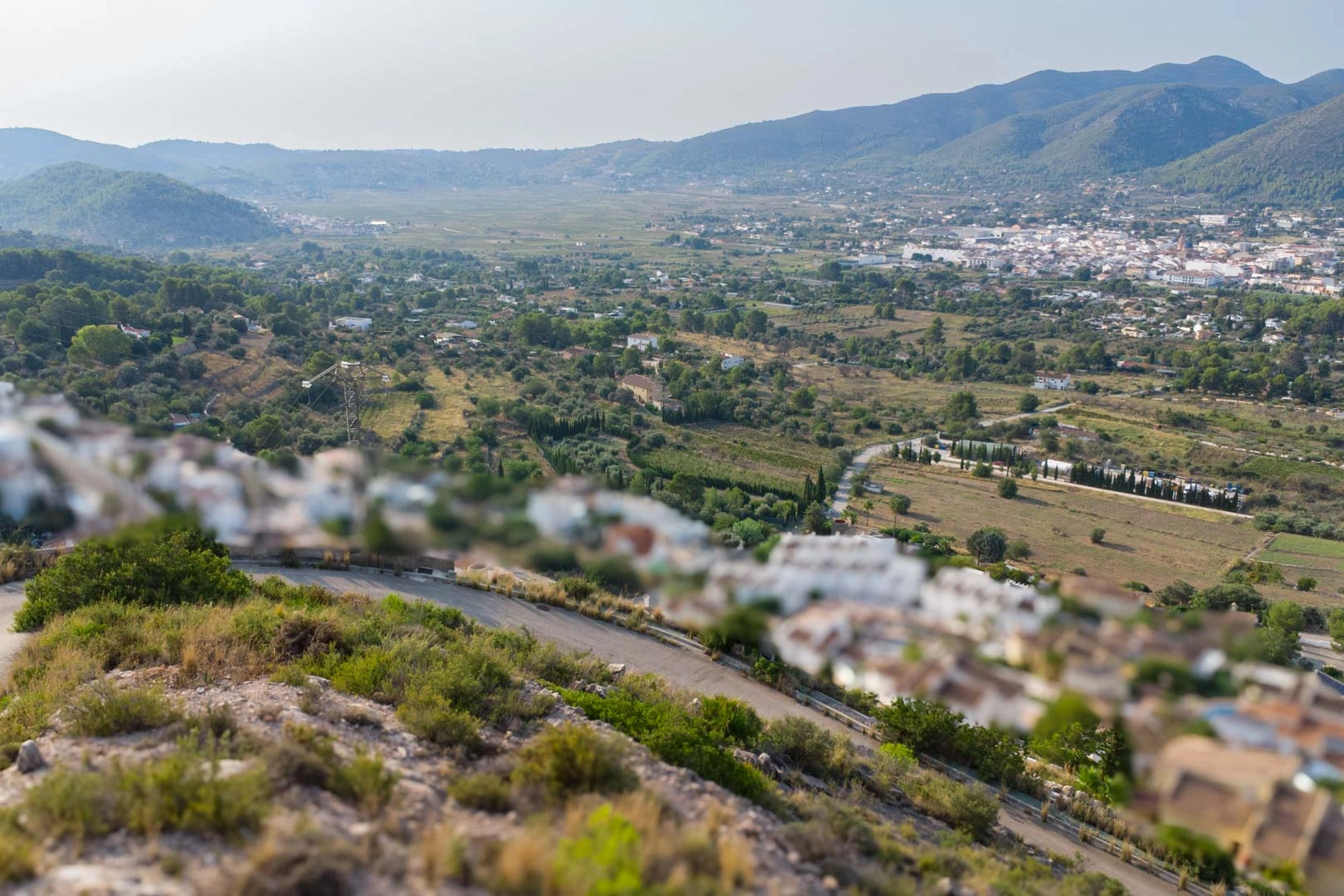 Urban plot with open views of the Jalón Valley.