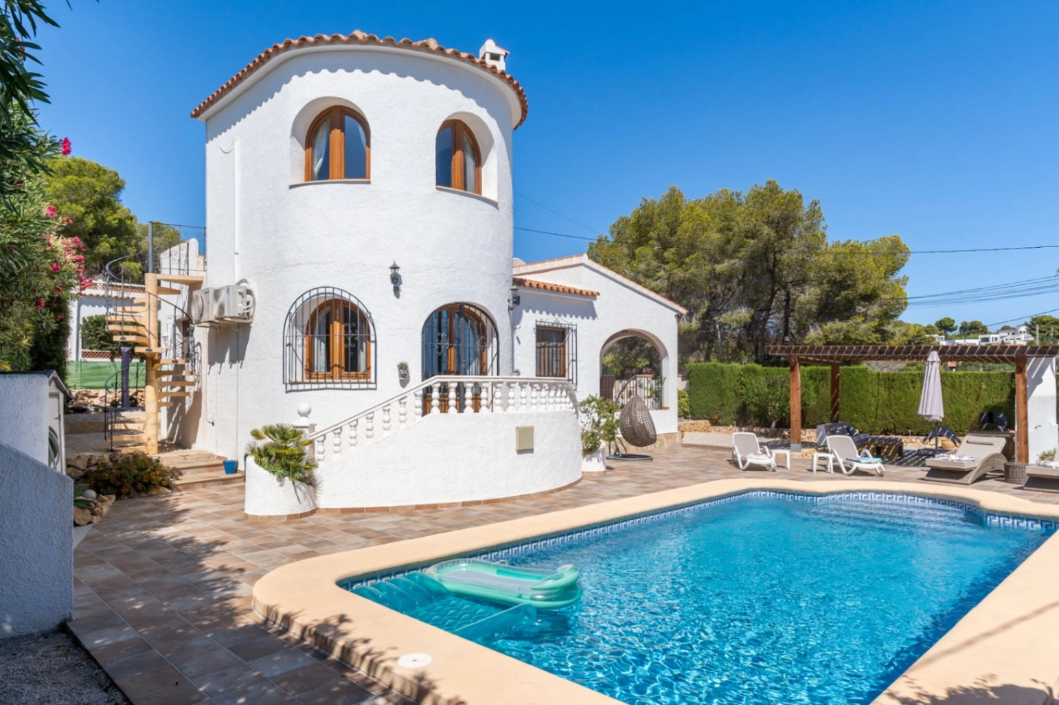 Villa in vendita a Benissa su terreno pianeggiante a pochi metri dalla spiaggia La Fustera