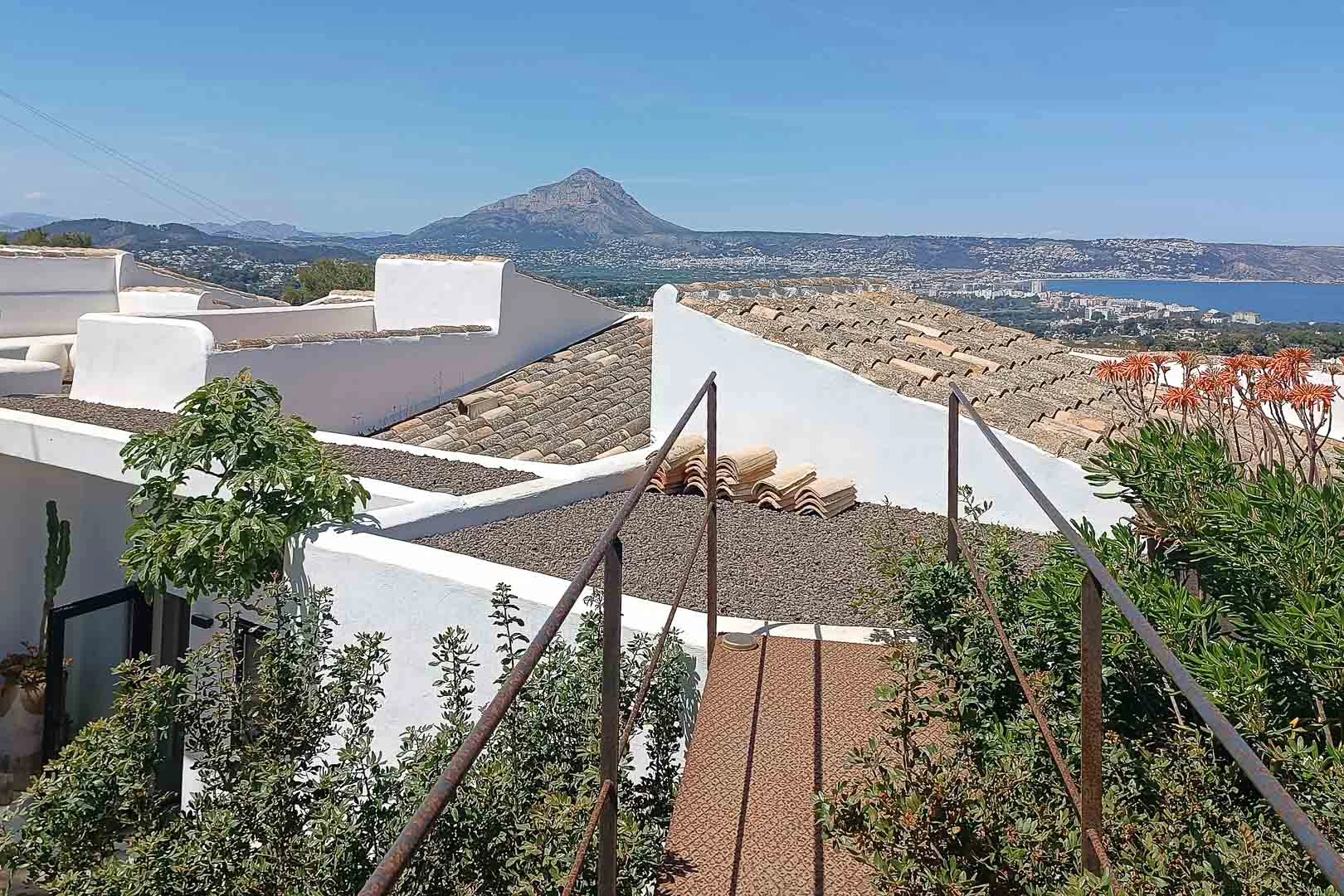 Superbe villa de style rustique avec vue sur la mer et le Montgo.