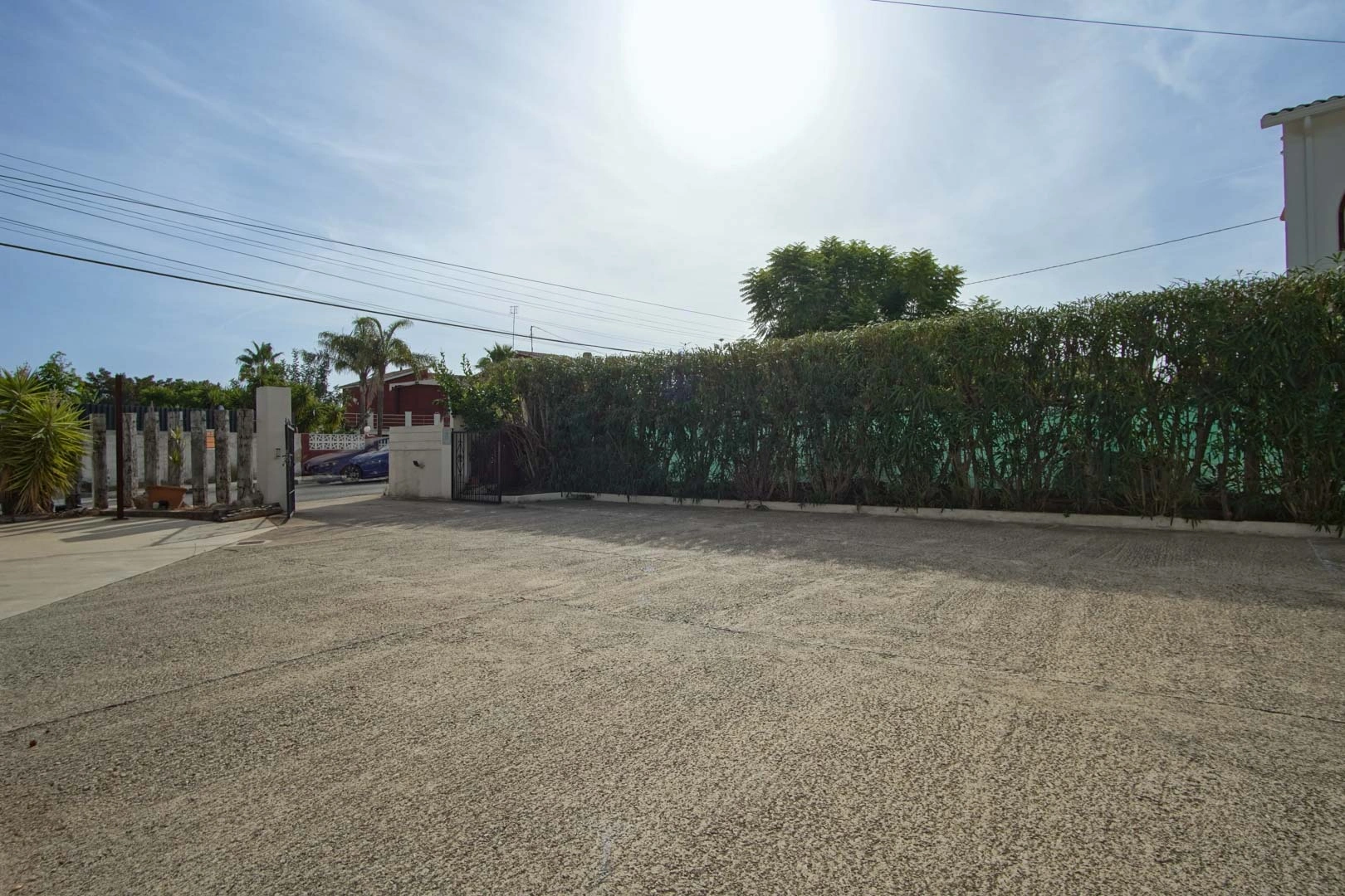 Villa y comercio con vistas parciales al mar a la venta en Las Rotas, Denia