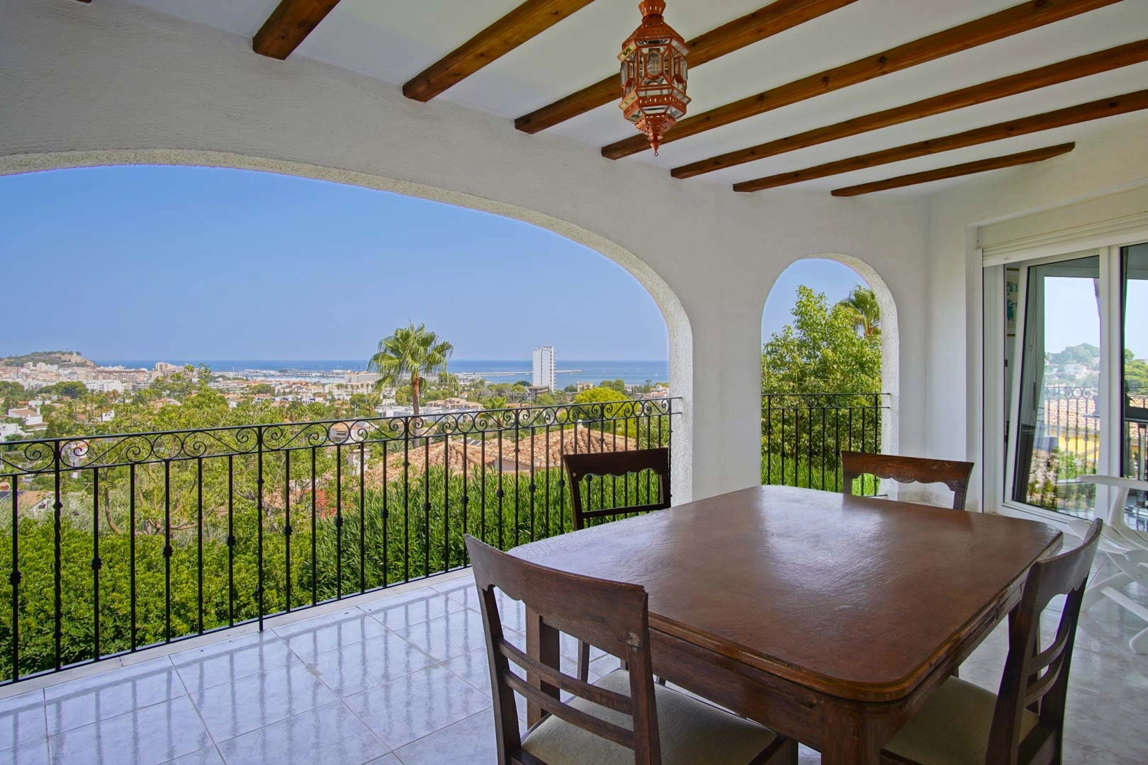 Villa con vistas panoramicas al mar a la venta en Denia.