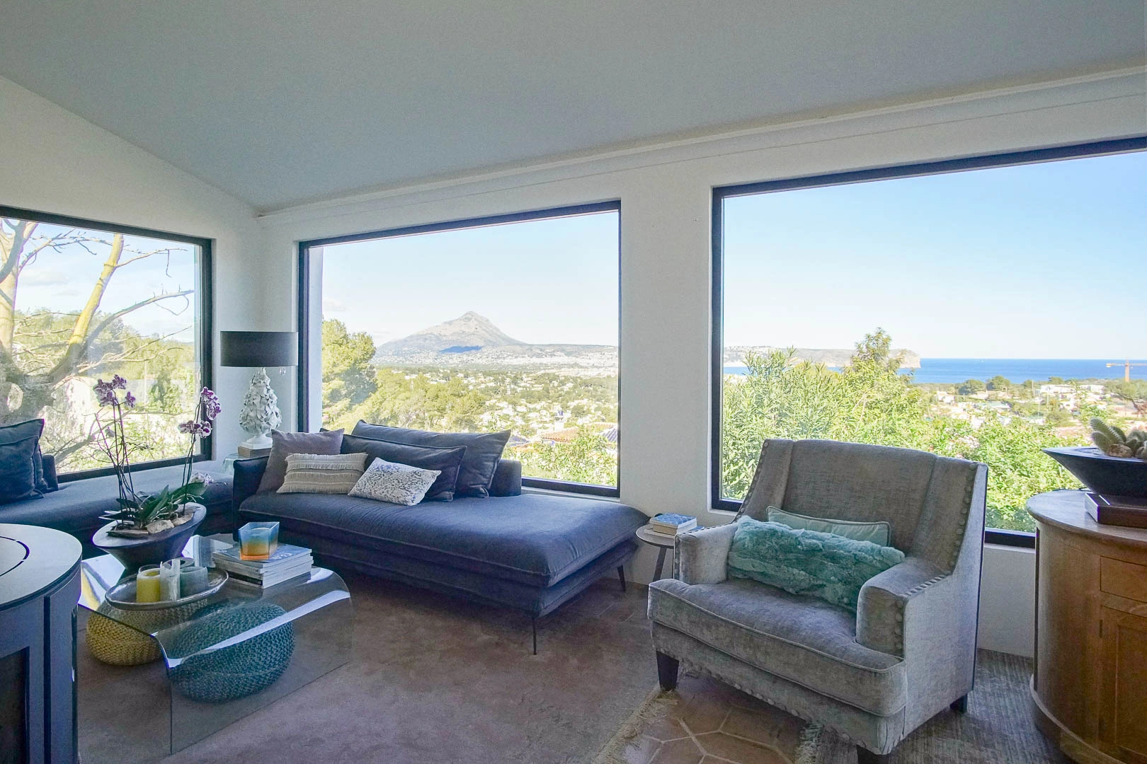 Superbe villa de style rustique avec vue sur la mer et le Montgo.