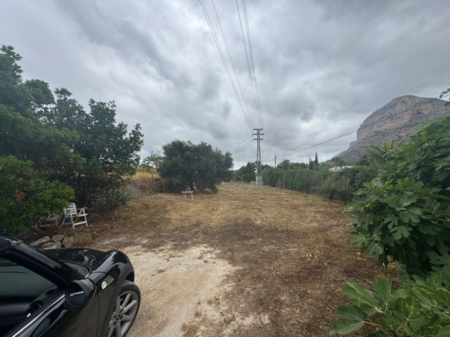 Exclusive plot in Montgó Castellans with panoramic views and great privacy.