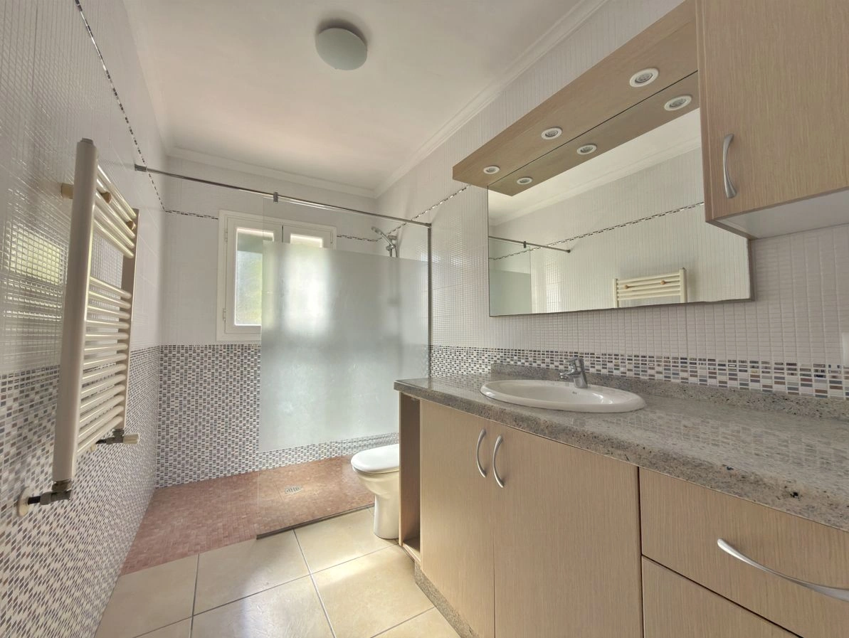 Traditional Villa in Jávea with Spacious Plot and Mediterranean Views