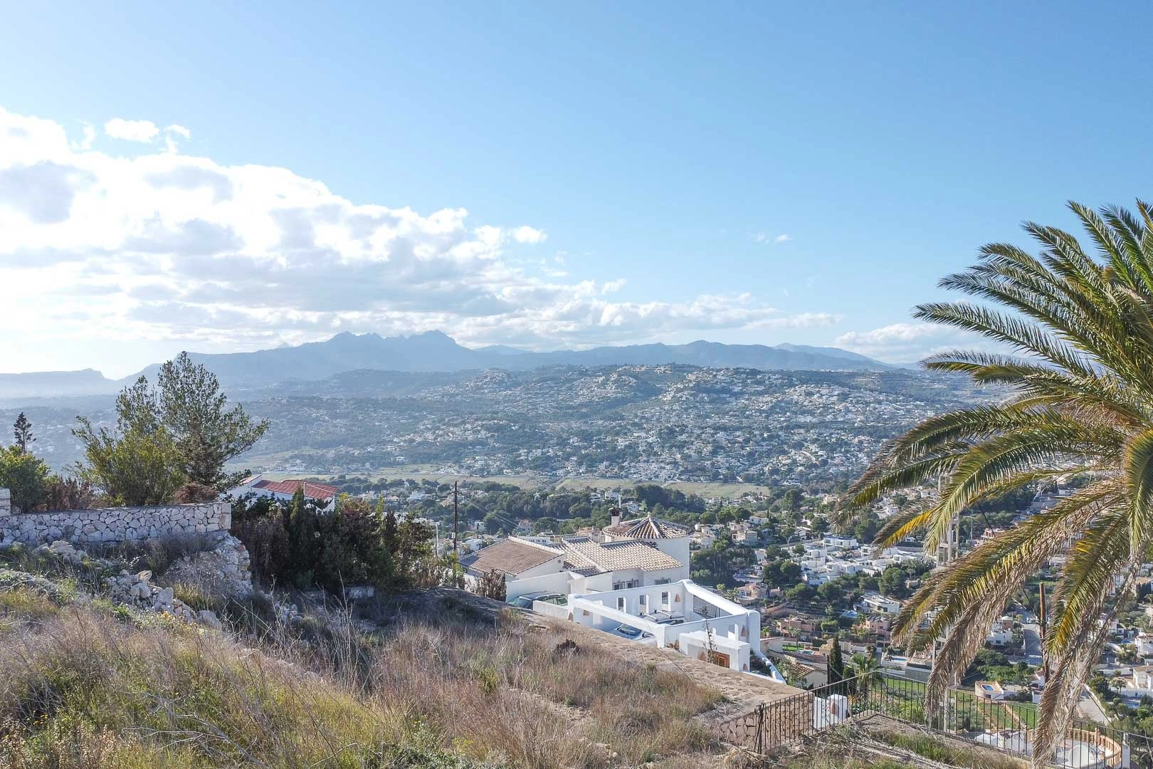 Proyecto de diseño con licencia de obras concedida con vistas panorámicas al mar y a la montaña en venta en Moraira.
