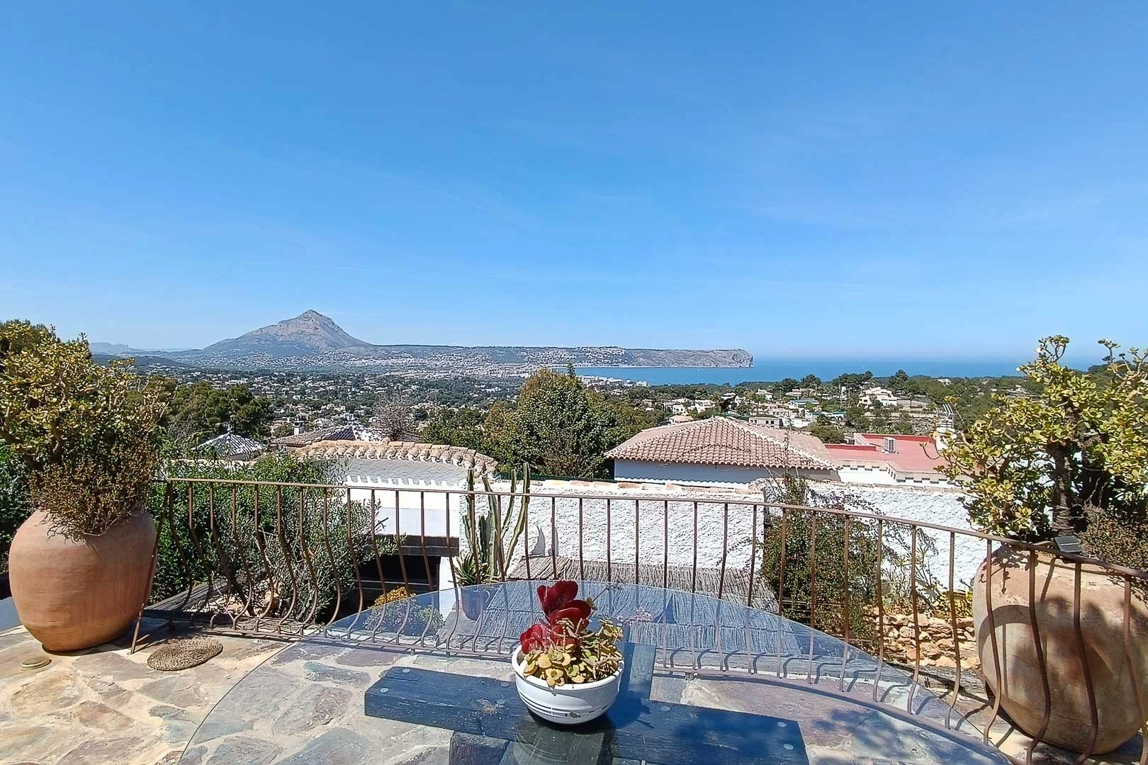 Superbe villa de style rustique avec vue sur la mer et le Montgo.