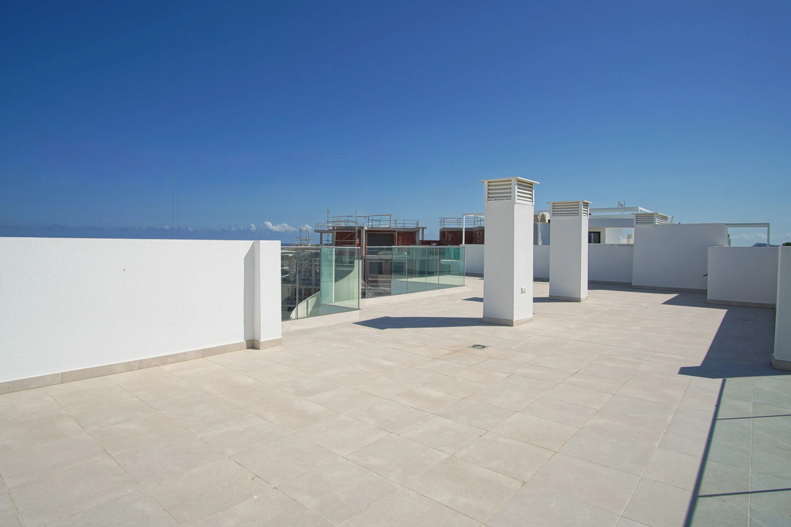 Ático con amplia terraza, en primera linea con vistas al mar y montaña, a la venta en Denia.