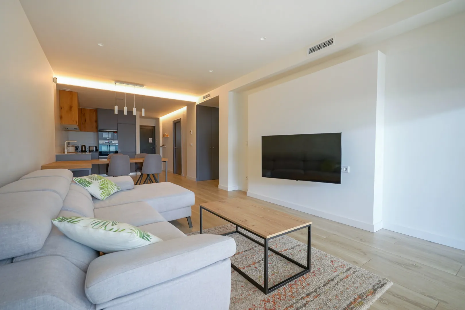 Luminoso y moderno apartamento de dos dormitorios en venta en Cumbre del Sol.