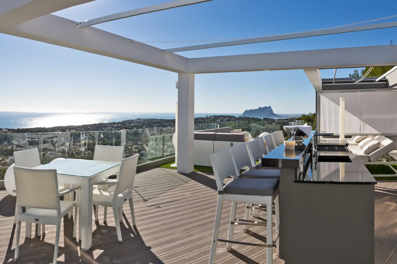 Villa moderna con vistas panoramicas al mar a la venta en Moraira.