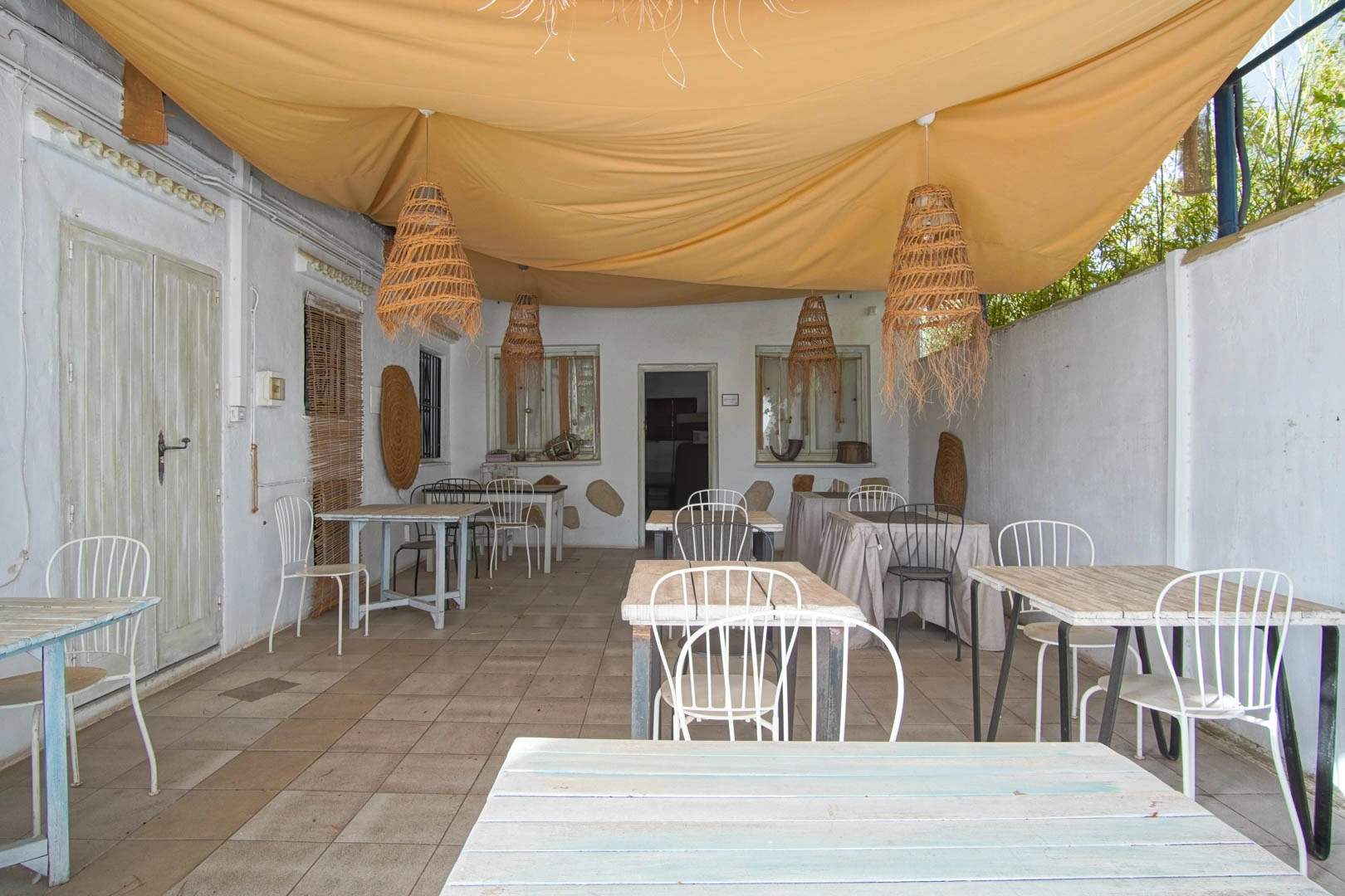 Villa y comercio con vistas parciales al mar a la venta en Las Rotas, Denia