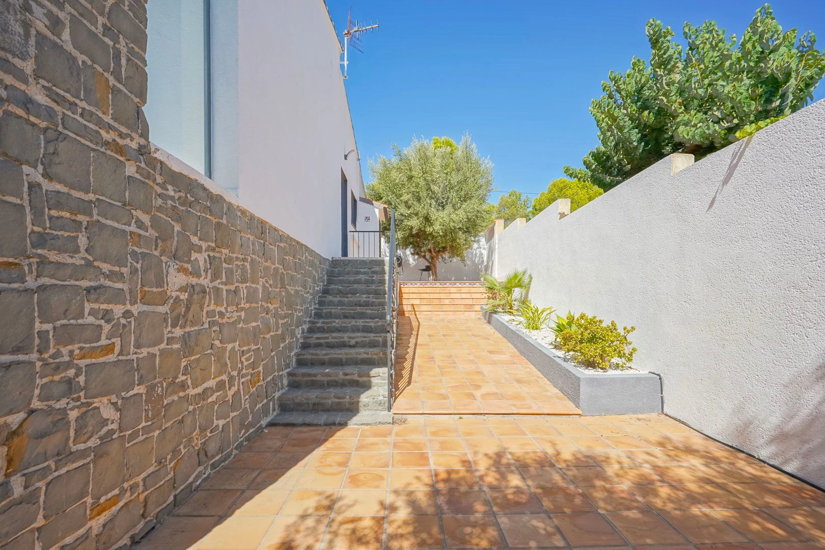 Villa reformada de 5 dormitorios en venta a 500m de la playa y centro de Calpe