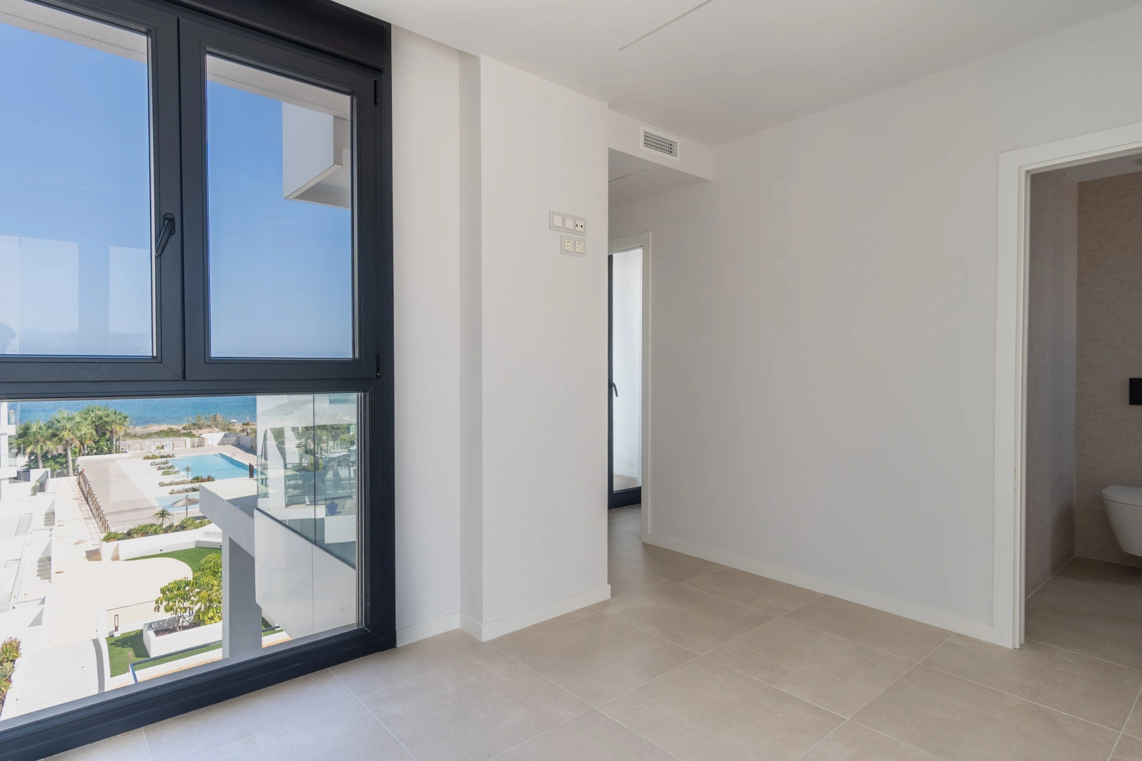 Ático con amplia terraza, en primera linea con vistas al mar y montaña, a la venta en Denia.