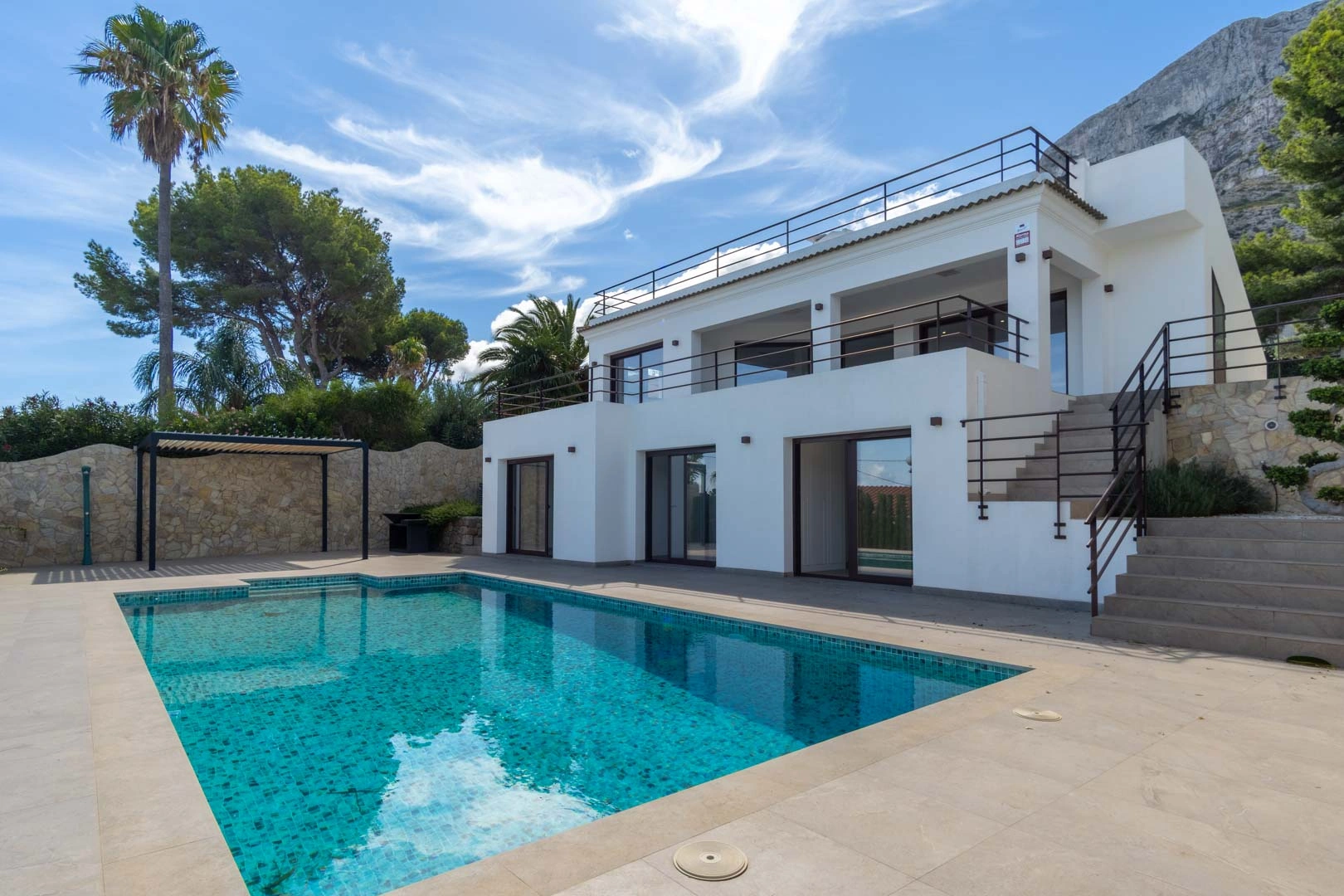 Villa moderna con vistas panorámicas al mar a la venta en Denia