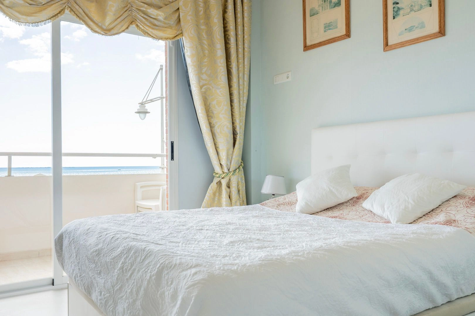 Apartamento de dos dormitorios en primera línea en venta en Altea