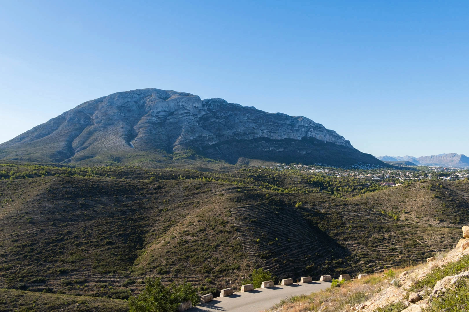 Villa y comercio con vistas parciales al mar a la venta en Las Rotas, Denia