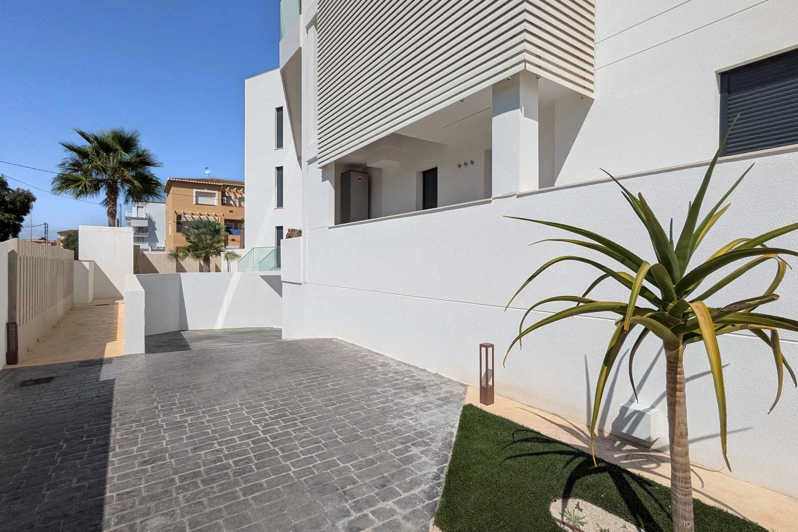 Ático con amplia terraza, en primera linea con vistas al mar y montaña, a la venta en Denia.