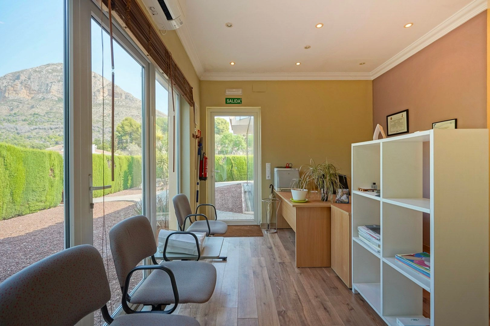 Local Comercial Multifuncional en Venta en una Ubicación Estratégica en Jávea