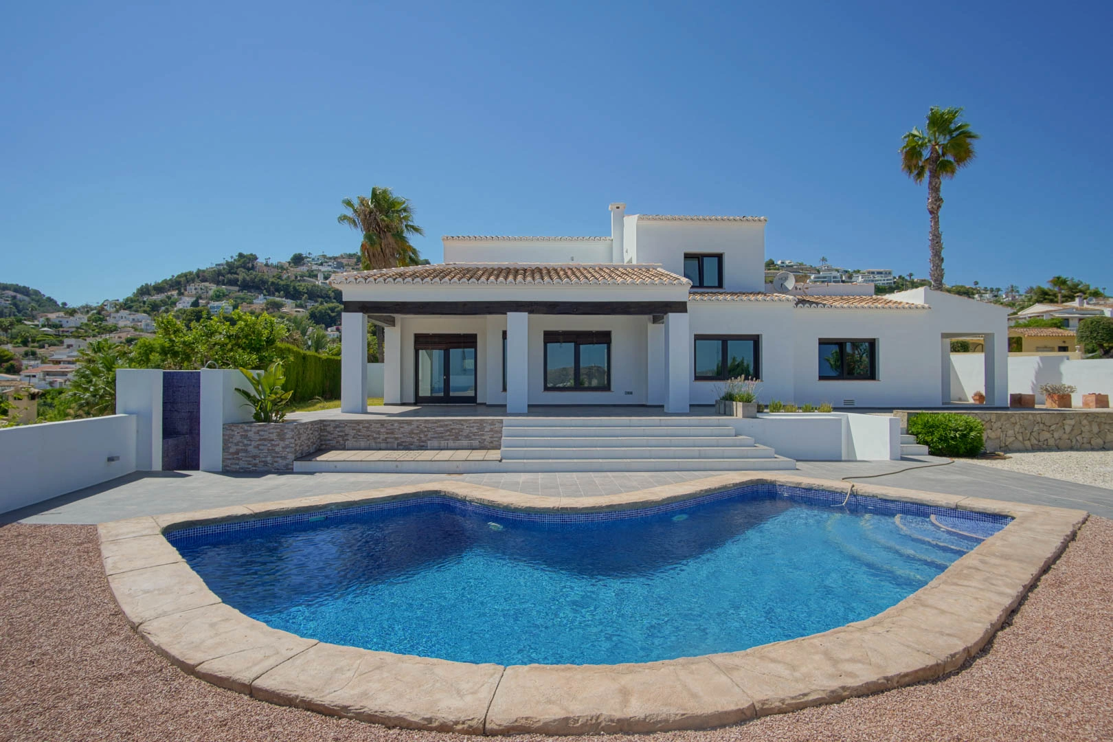 Villa tradicional mediterranea con vistas panoramicas al mar a la venta en Moraira.