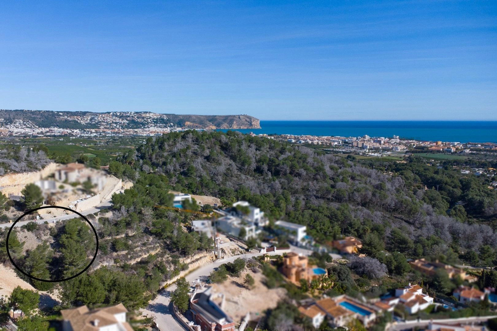 Terreno edificable con vistas al mar, libre de constructor, en venta en Jávea.