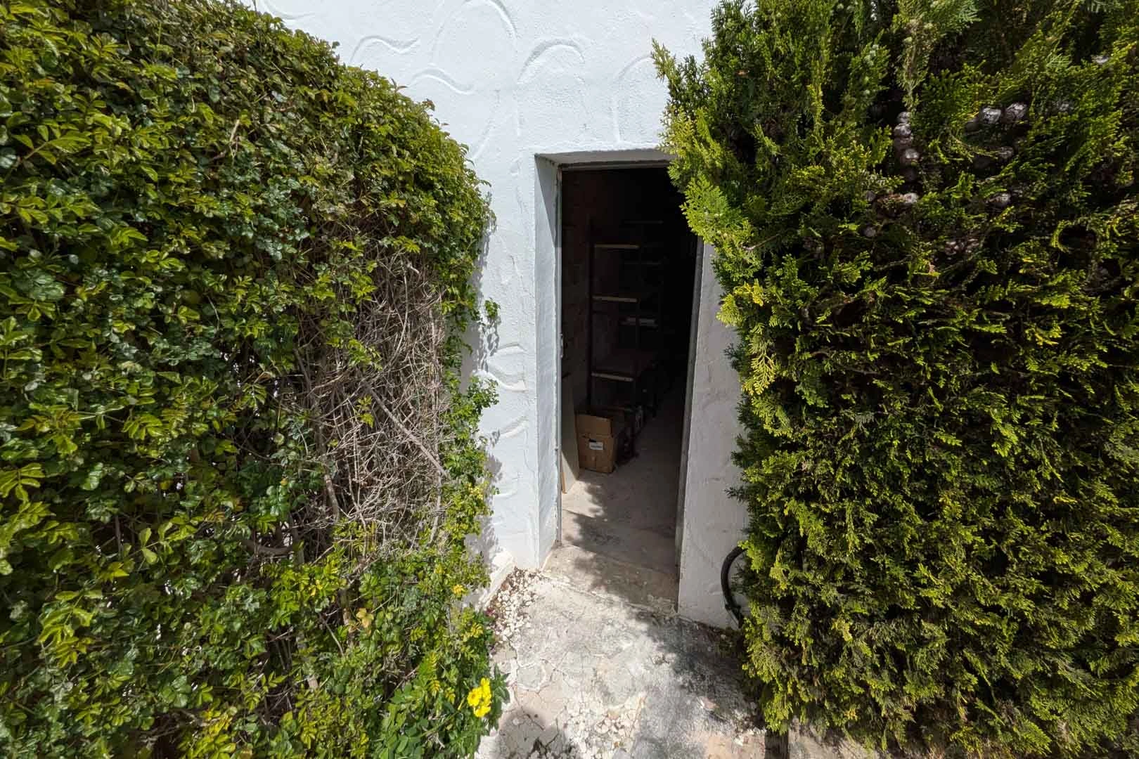 Elegante Apartamento con Terraza y Vistas Abiertas en Moraira
