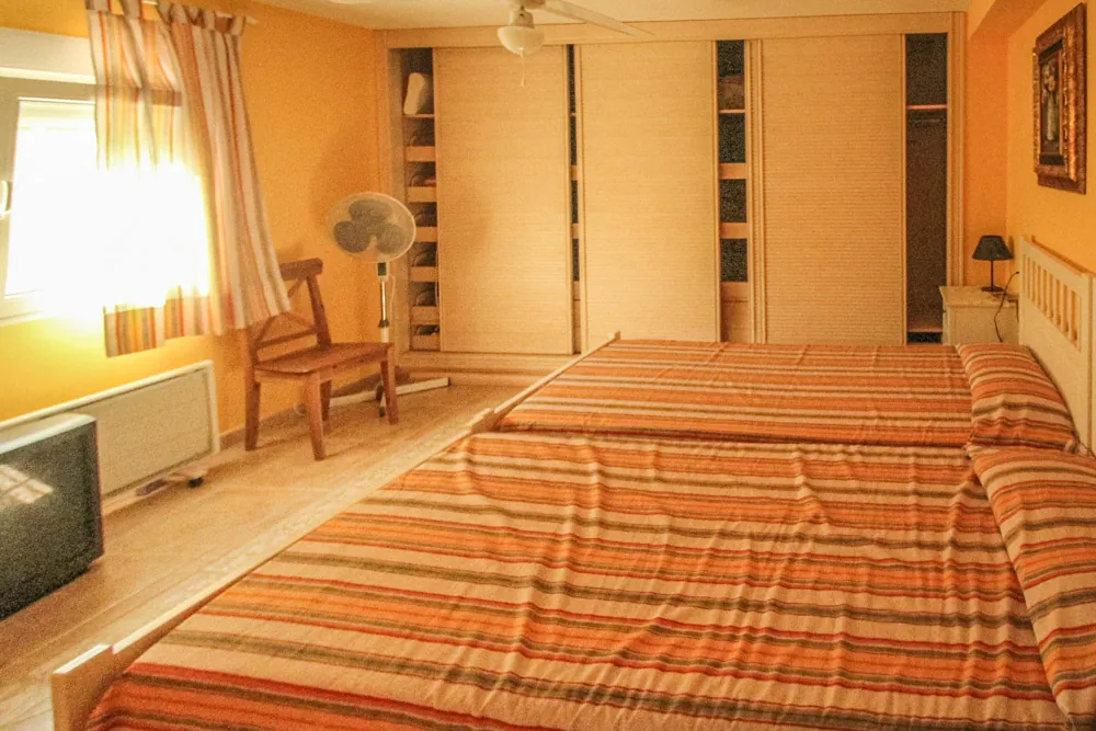 6 slaapkamer villa op 50 meter van het strand te koop in Jávea