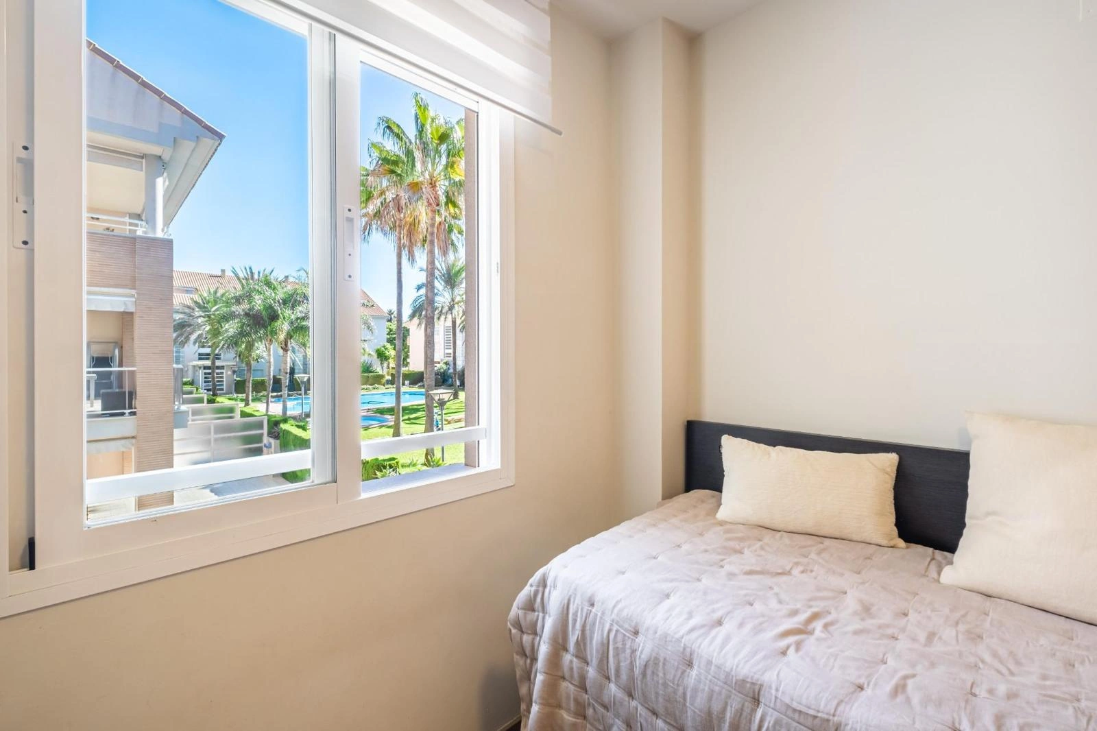2-bedroom apartment for sale in Javea in urbanization with pool and garden