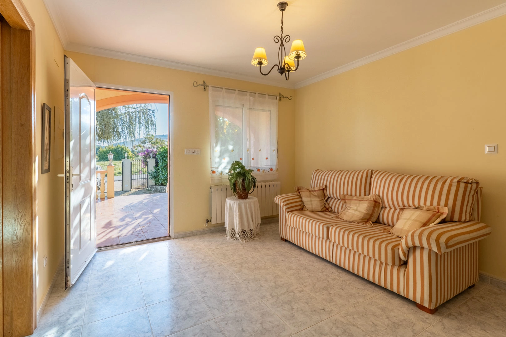 Villa de estilo mediterráneo a la venta en Jalón