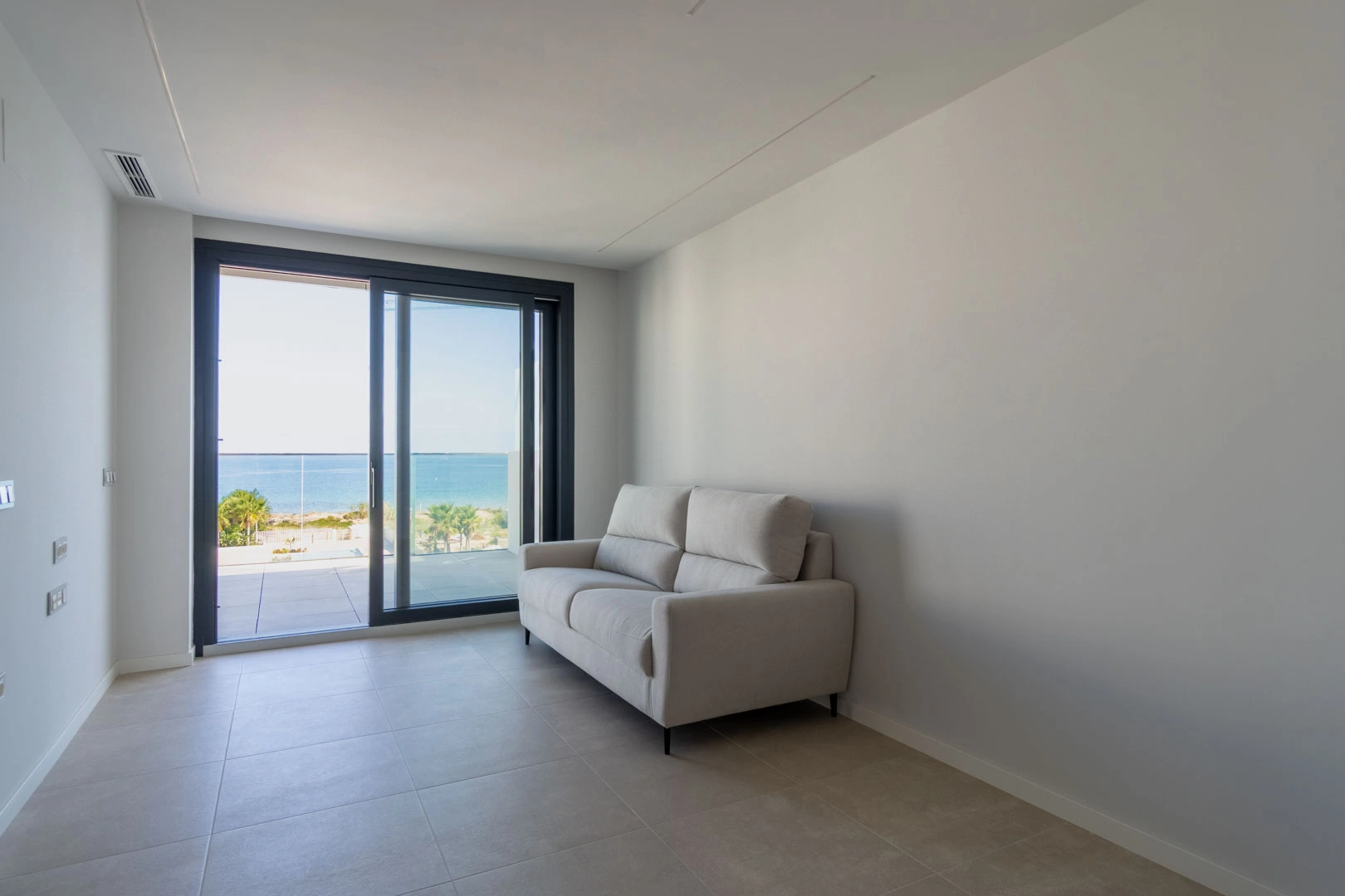 Ático con amplia terraza, en primera linea con vistas al mar y montaña, a la venta en Denia.