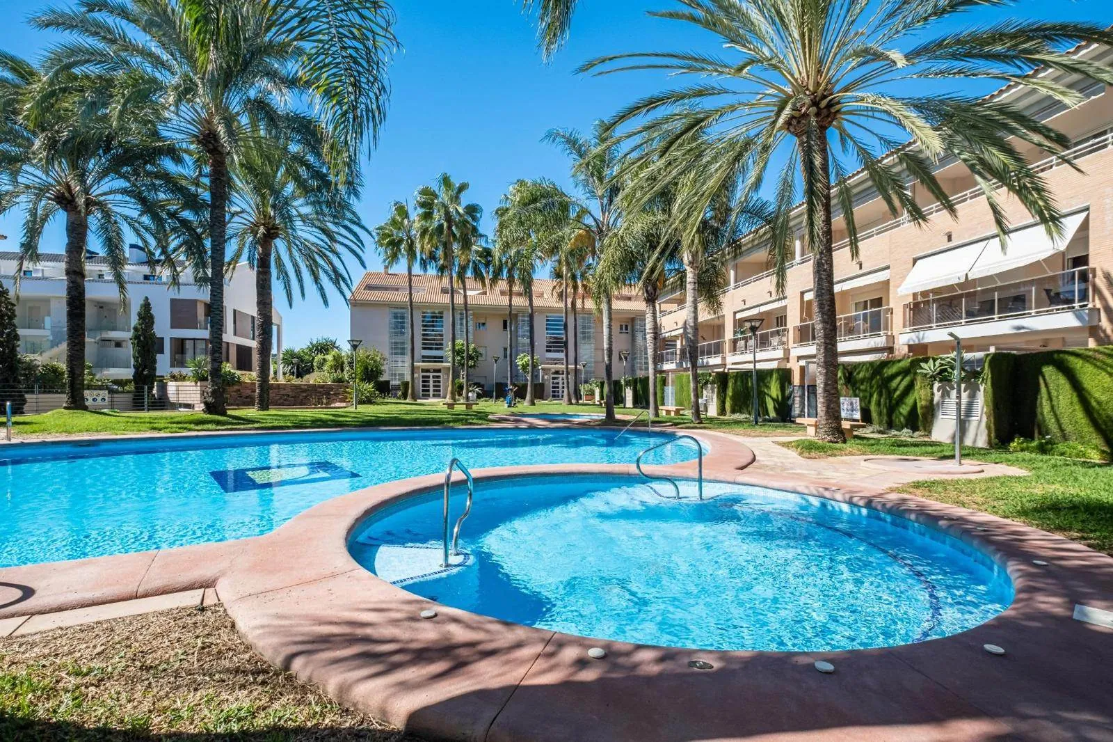 2-bedroom apartment for sale in Javea in urbanization with pool and garden