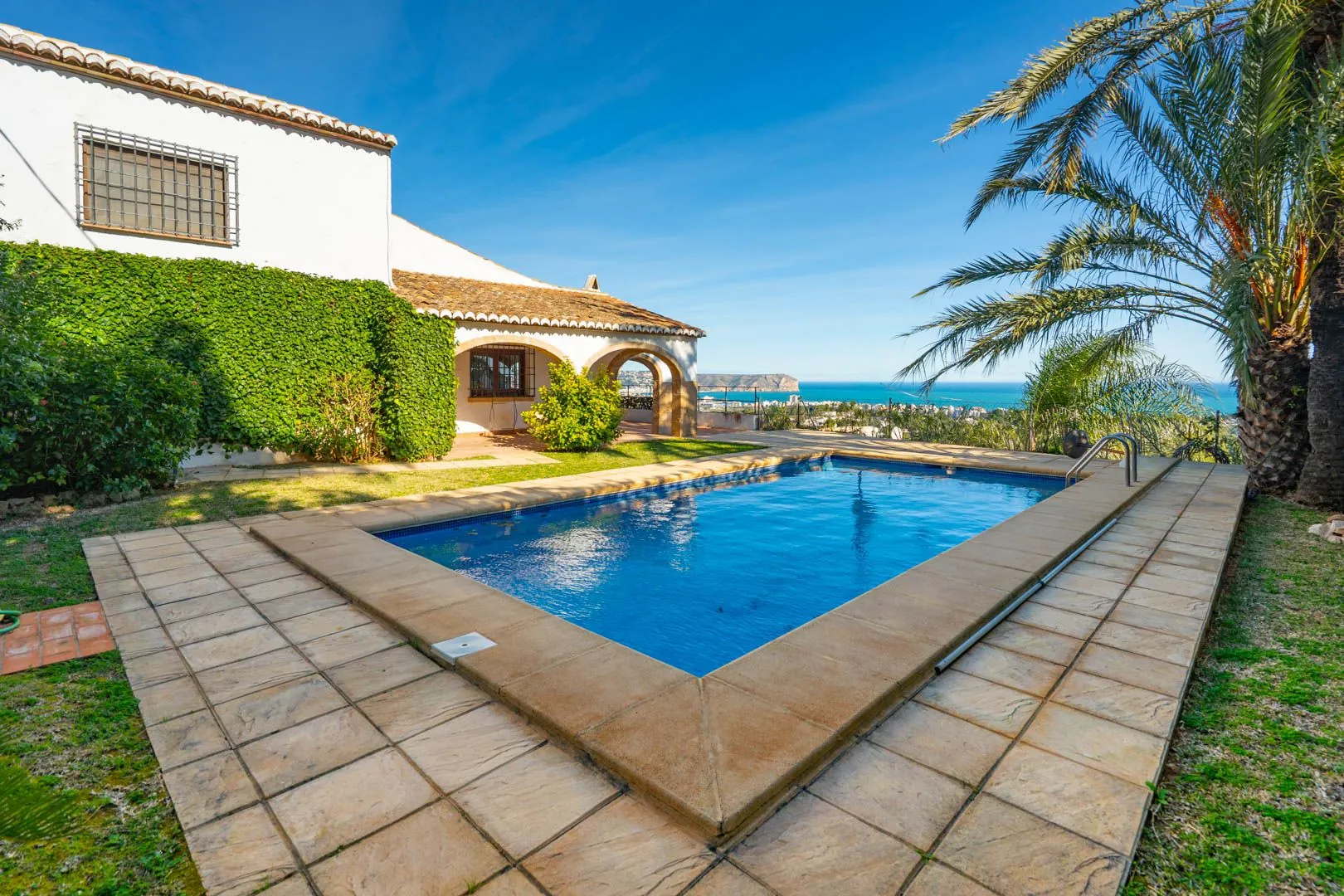 Mediterraanse villa met panoramisch uitzicht op zee te koop in Jávea