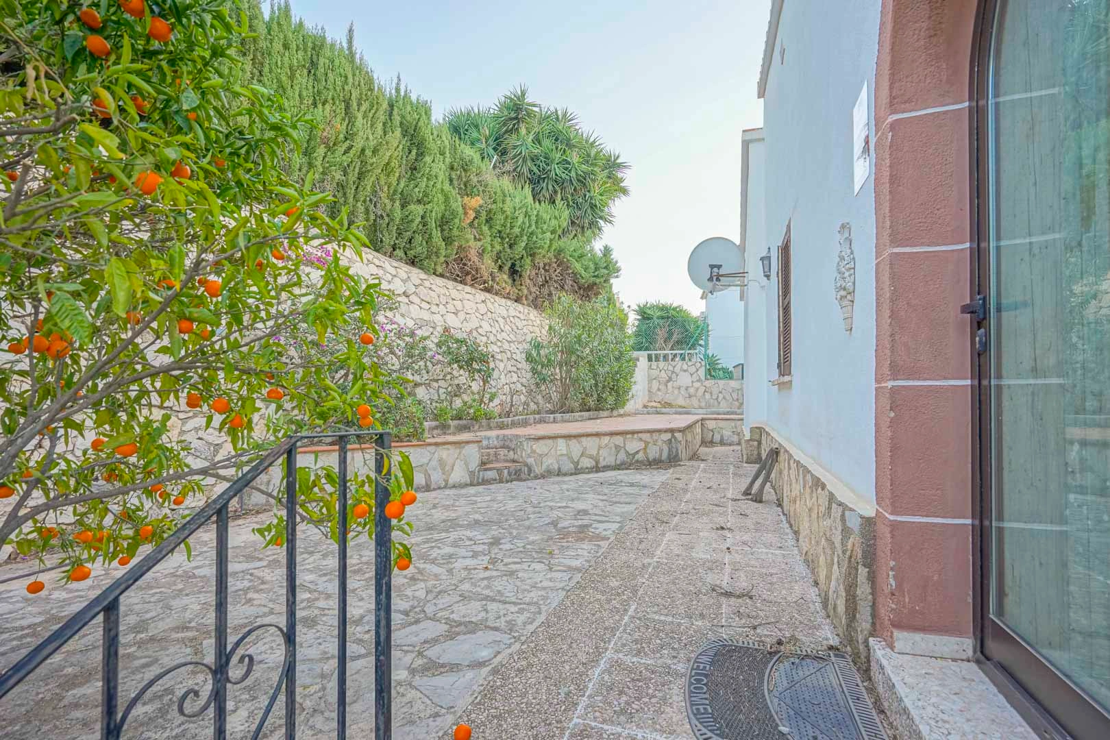 Villa tradicional con licencia para reformar en venta en Denia