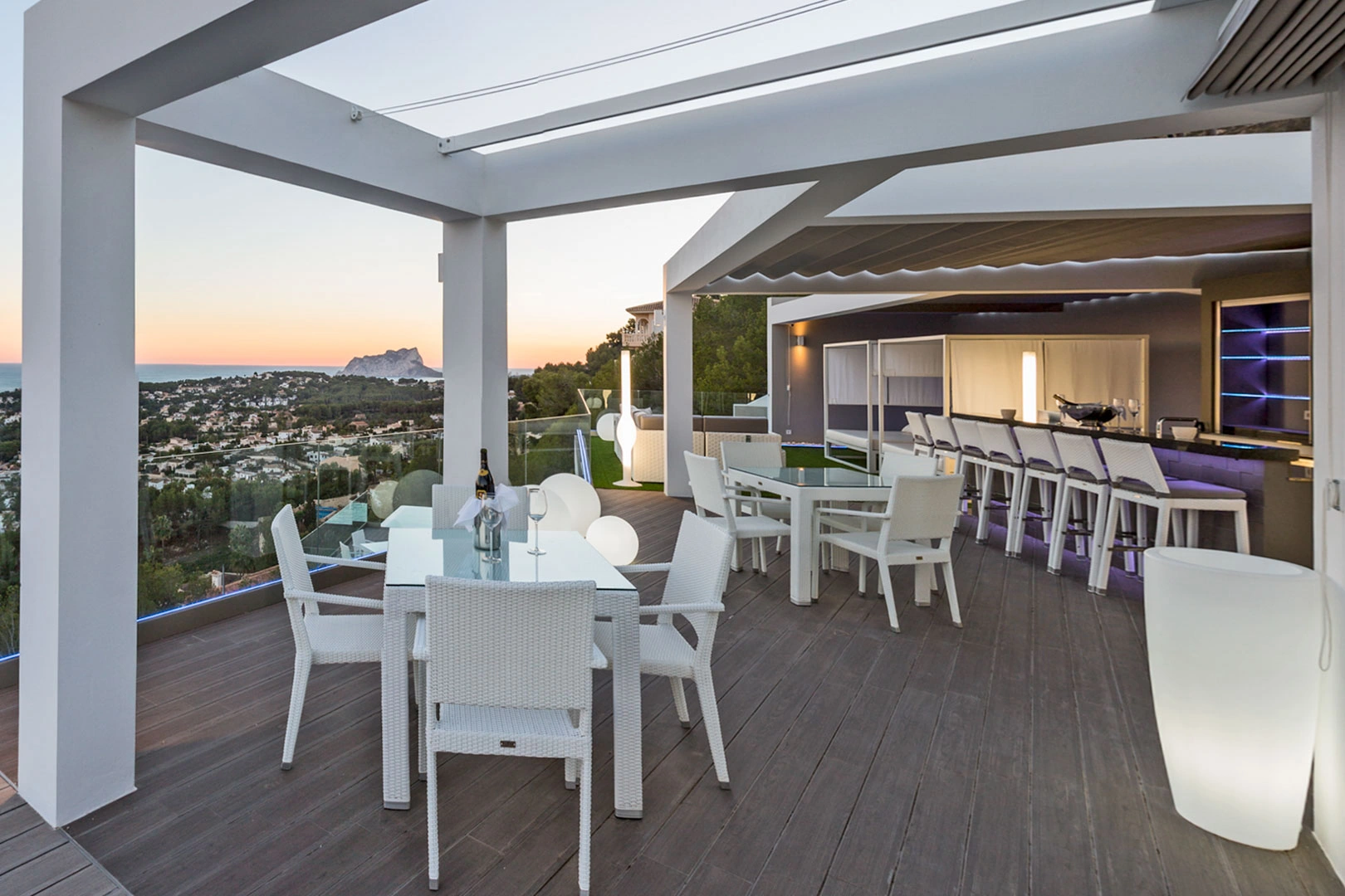 Villa moderna con vistas panoramicas al mar a la venta en Moraira.