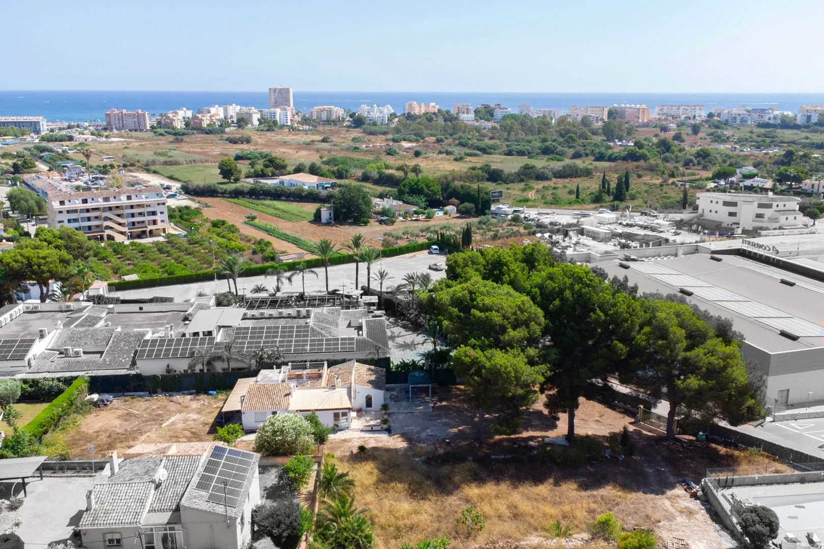 Parcela di 2600 m2 con casa in vendita a pochi passi dalla spiaggia di sabbia a Jávea.