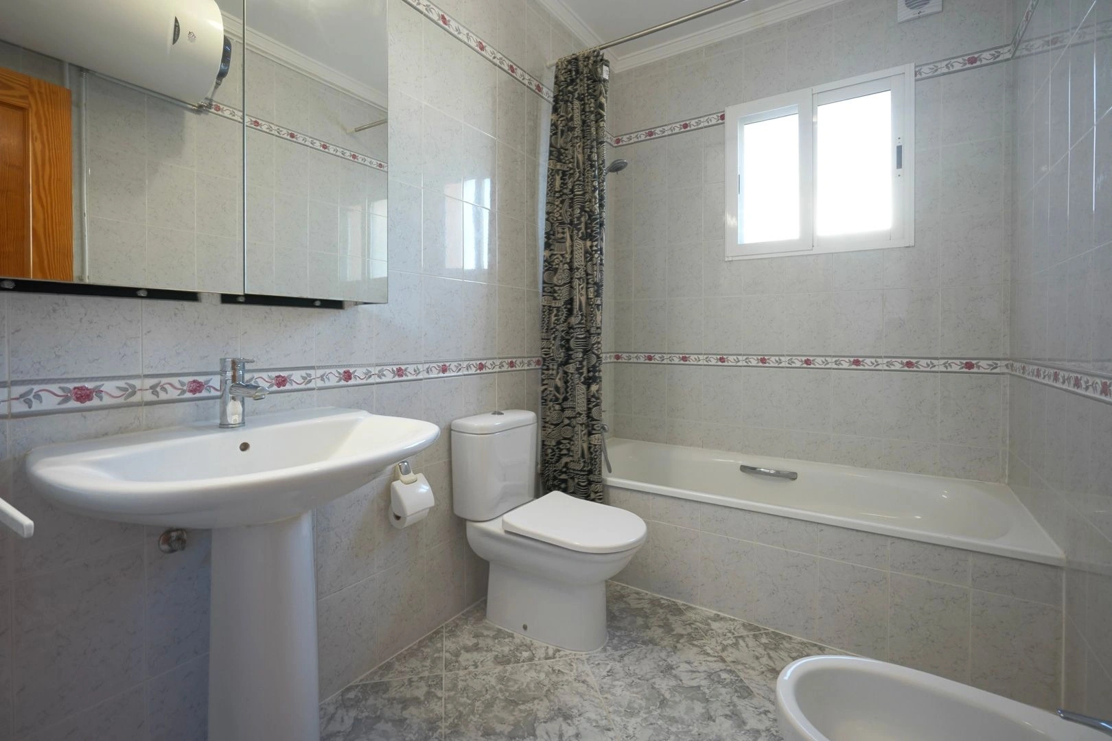Villa con casa de invitados y vistas panoramicas al mar en venta en Calpe