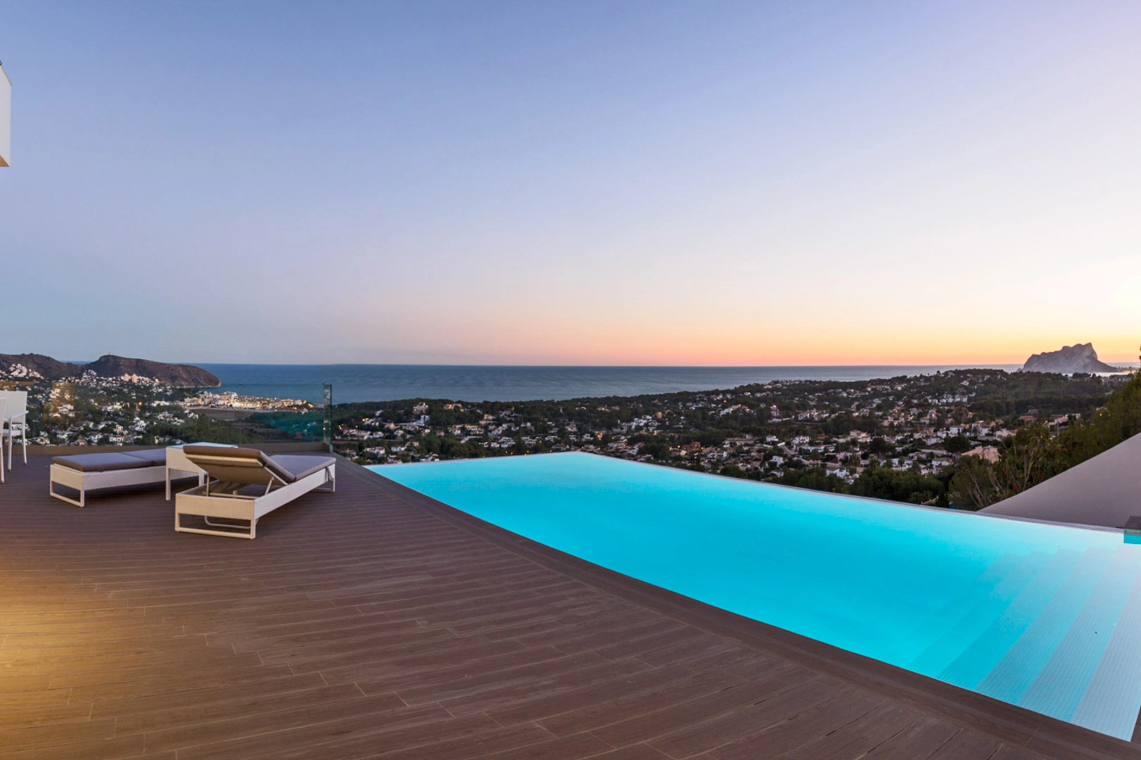 Villa moderna con vistas panoramicas al mar a la venta en Moraira.