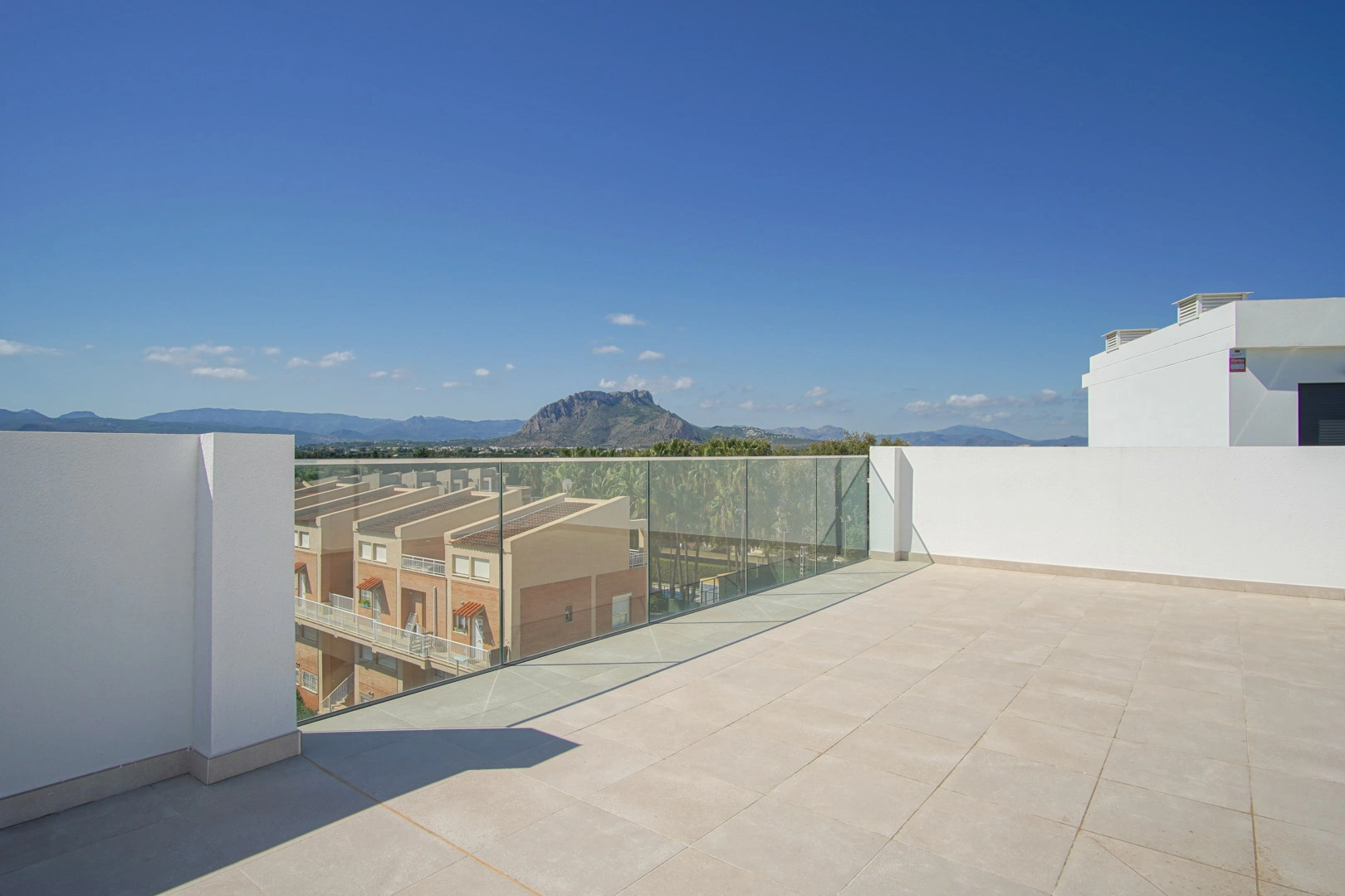 Ático con amplia terraza, en primera linea con vistas al mar y montaña, a la venta en Denia.