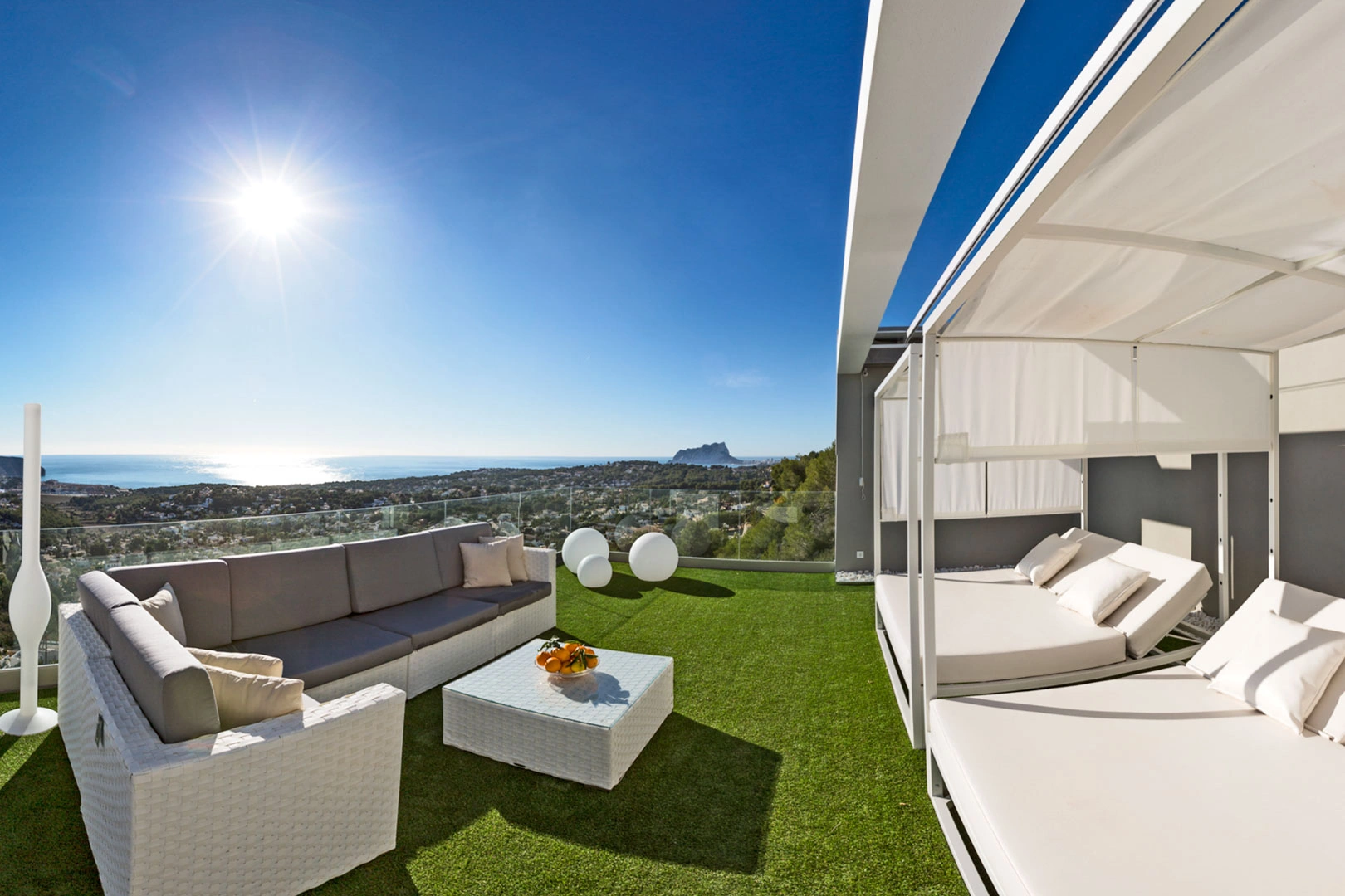 Villa moderna con vistas panoramicas al mar a la venta en Moraira.