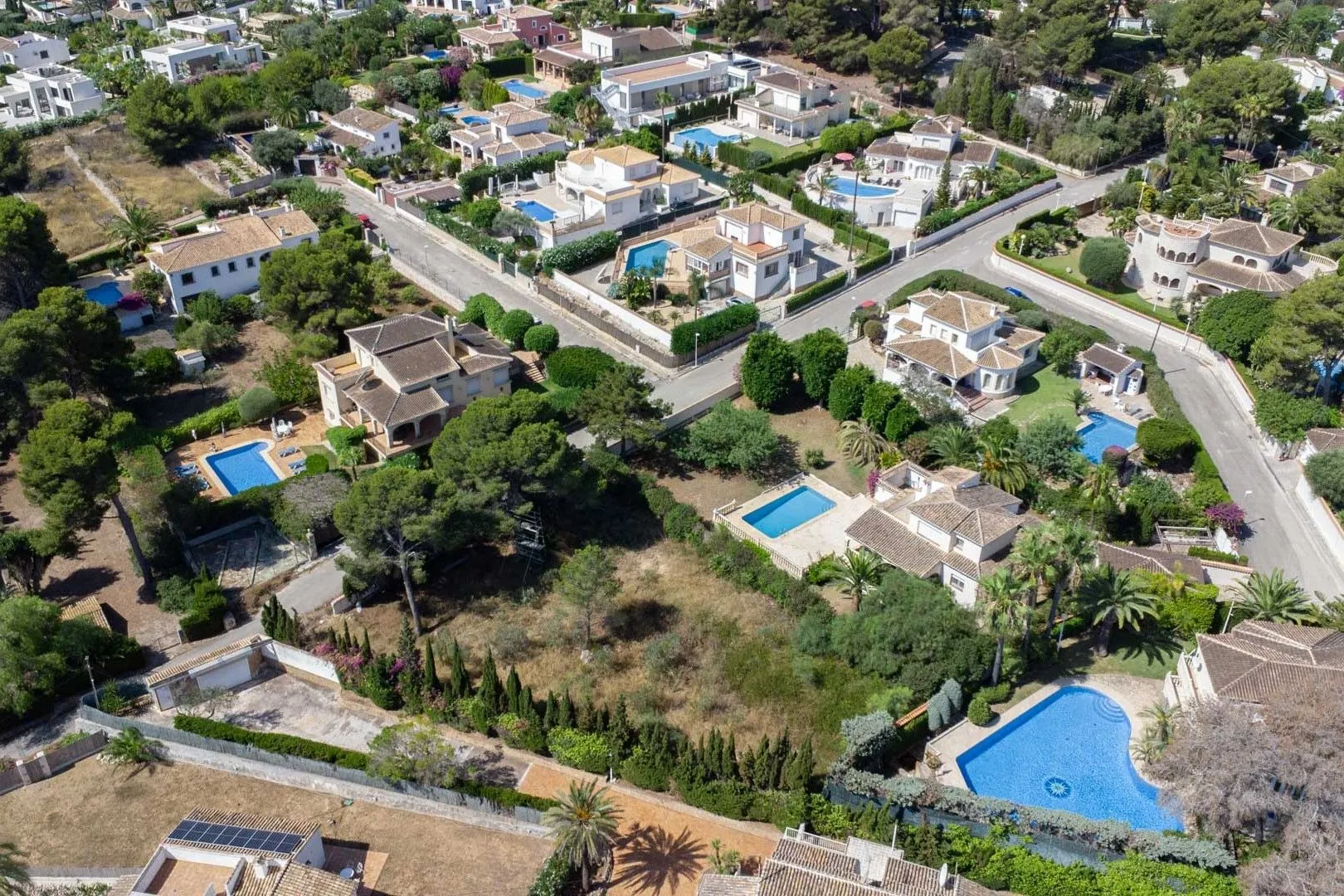 Parcela con licencia de obra a poca distancia de la playa