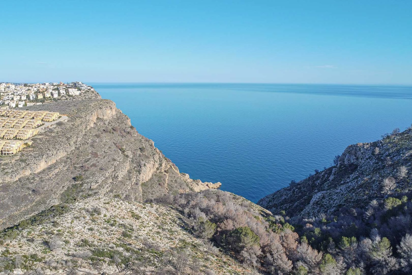 Proyecto de diseño con licencia de obras concedida con vistas panorámicas al mar y a la montaña en venta en Moraira.