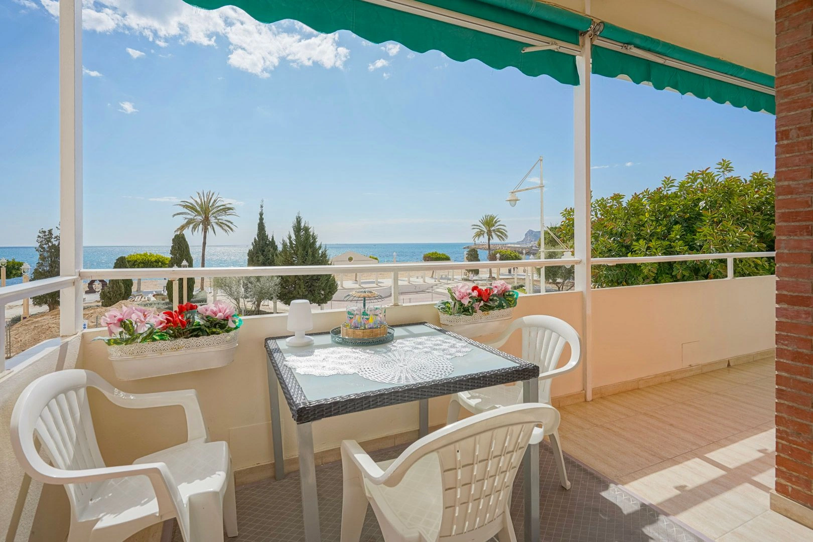 Apartamento de dos dormitorios en primera línea en venta en Altea