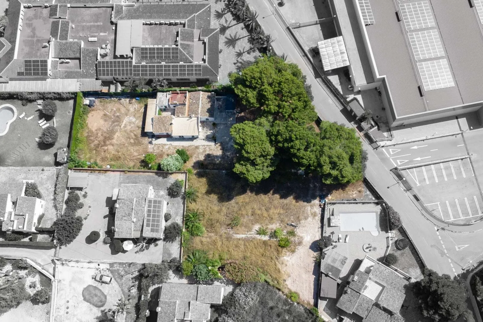 Parcela di 2600 m2 con casa in vendita a pochi passi dalla spiaggia di sabbia a Jávea.