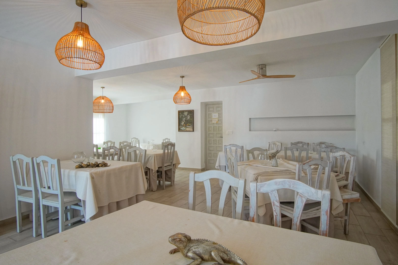 Villa y comercio con vistas parciales al mar a la venta en Las Rotas, Denia
