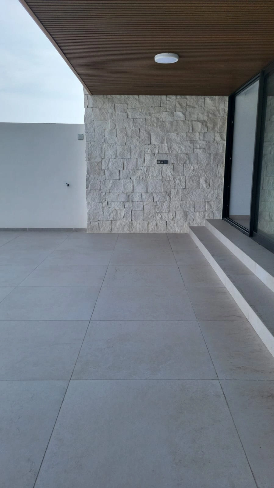Espectacular planta baja frente al mar con jardín privado