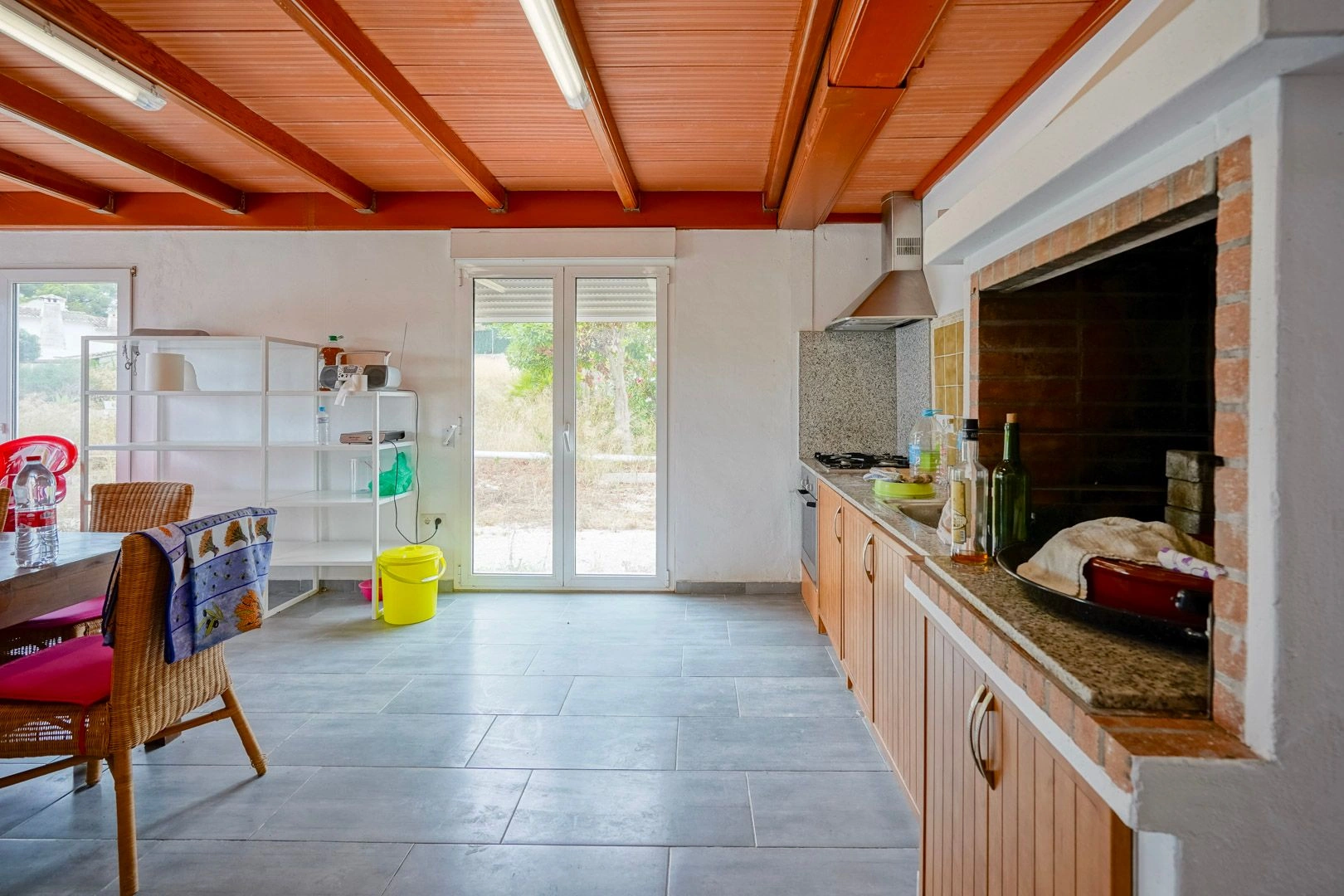 Parcela di 2600 m2 con casa in vendita a pochi passi dalla spiaggia di sabbia a Jávea.