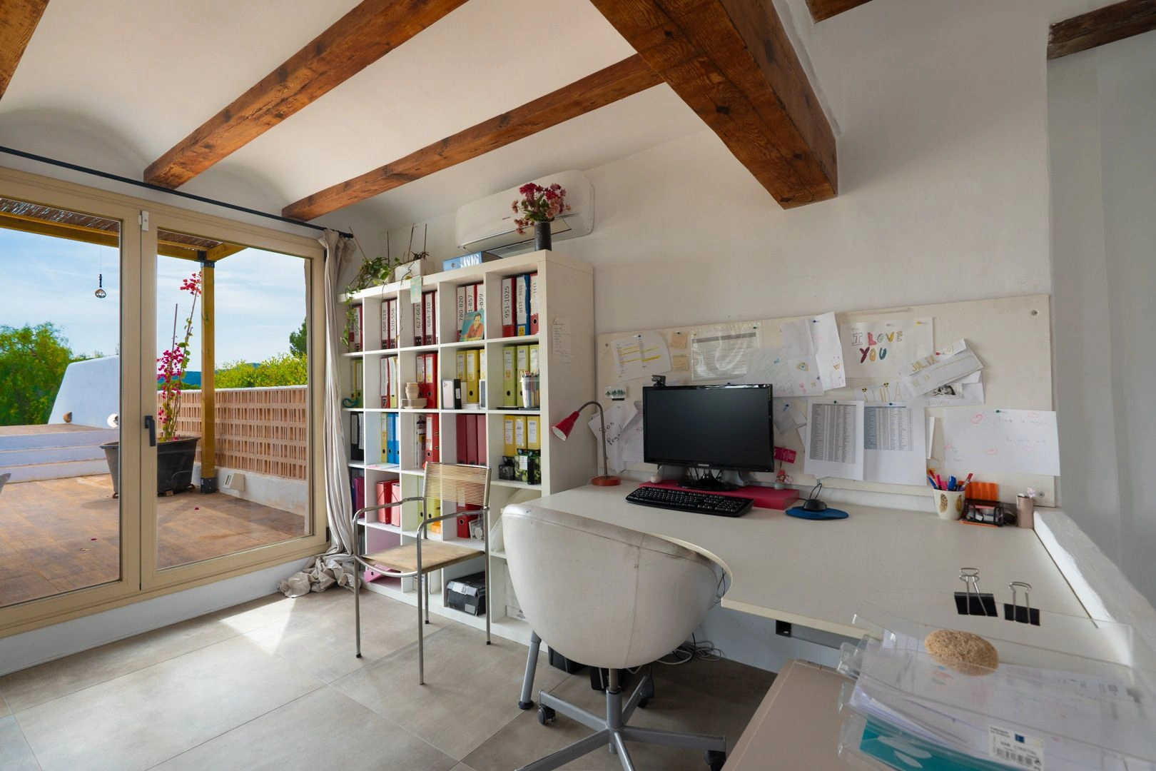 Charmante villa au pied du Montgó avec piscine et maison d'invités.
