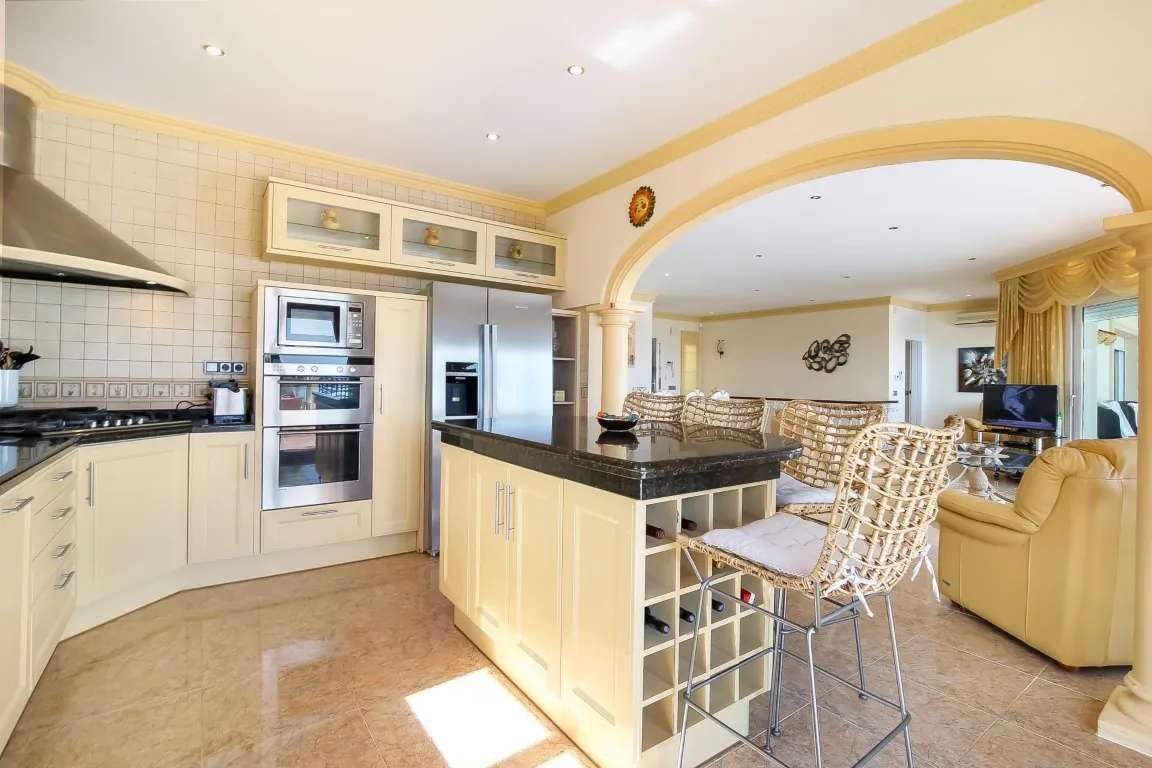 Preciosa villa con vistas panorámicas al mar en venta en Moraira.