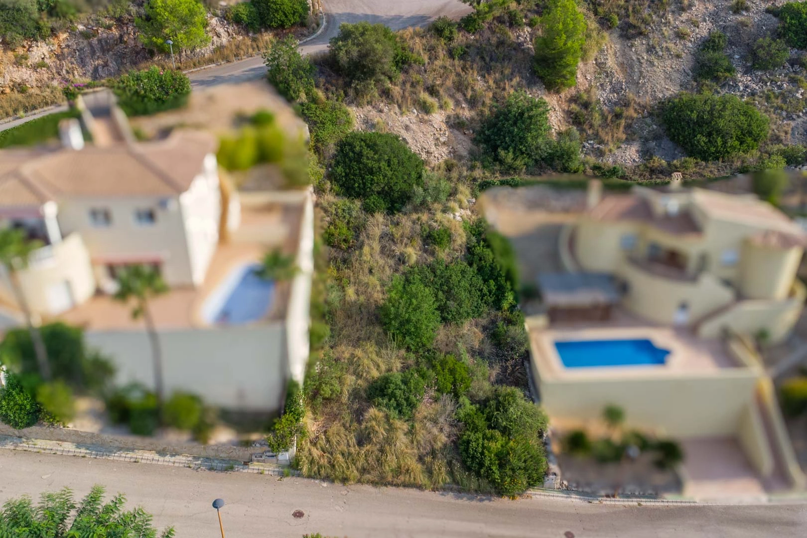 Urban plot with open views of the Jalón Valley.